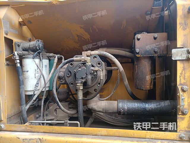 液压泵舱室正面整体（整机外观）