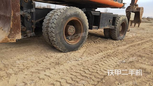 單側(cè)履帶整體(整機(jī)外觀) 單側(cè)履帶整體(整機(jī)外觀)