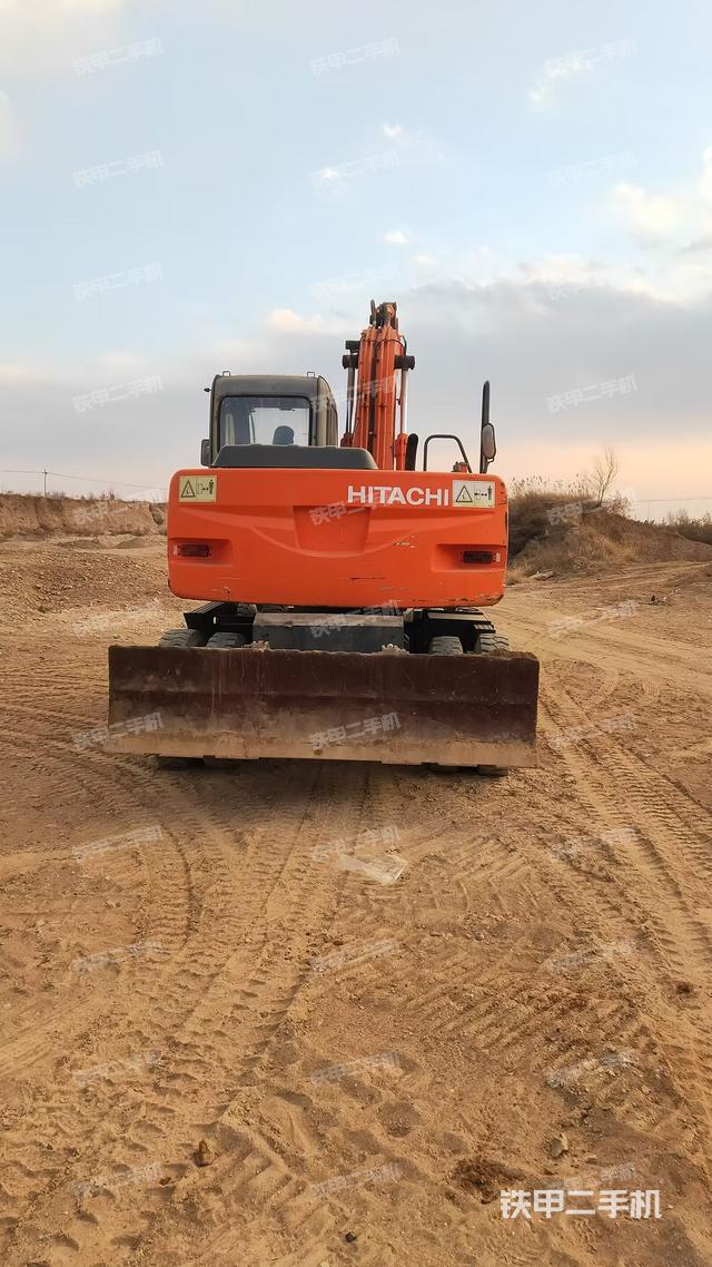 駕駛室頂部(整機(jī)外觀) 駕駛室頂部(整機(jī)外觀)