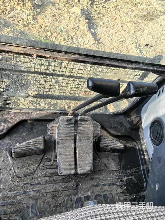 行走控制手柄和踏板?俯拍（駕駛室部分）