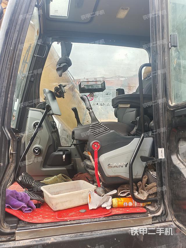 駕駛室整體(整機(jī)外觀) 駕駛室整體(整機(jī)外觀)