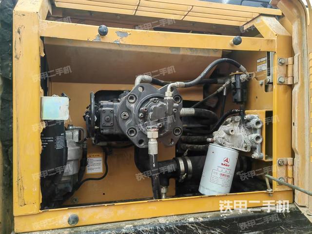 液壓泵艙室正面整體（整機外觀）