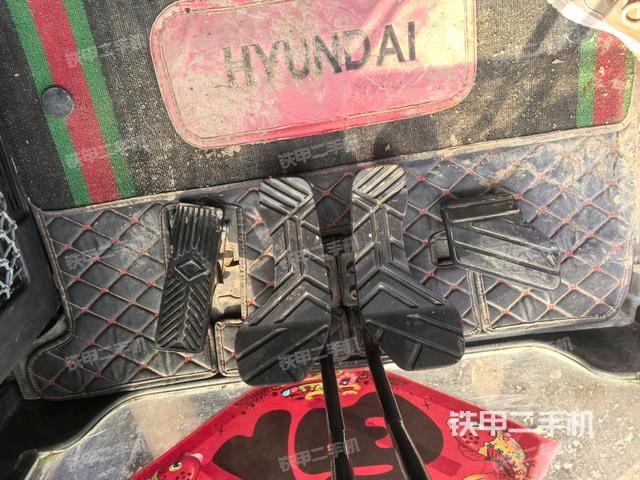 行走控制手柄和踏板?俯拍（駕駛室部分）