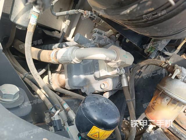 液压泵舱室正面整体（整机外观）