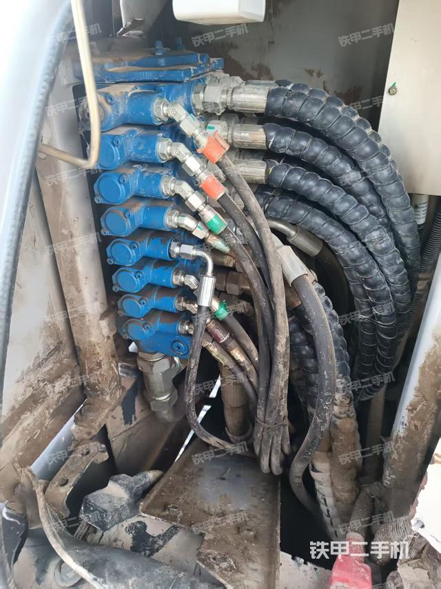 回转马达和主控阀（整机外观）