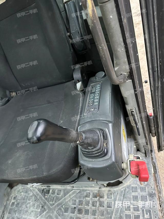 座椅左侧控制台/音响/含左手柄（驾驶室部分）