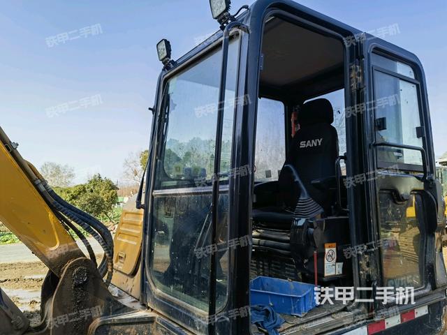 駕駛室整體(整機外觀) 駕駛室整體(整機外觀)