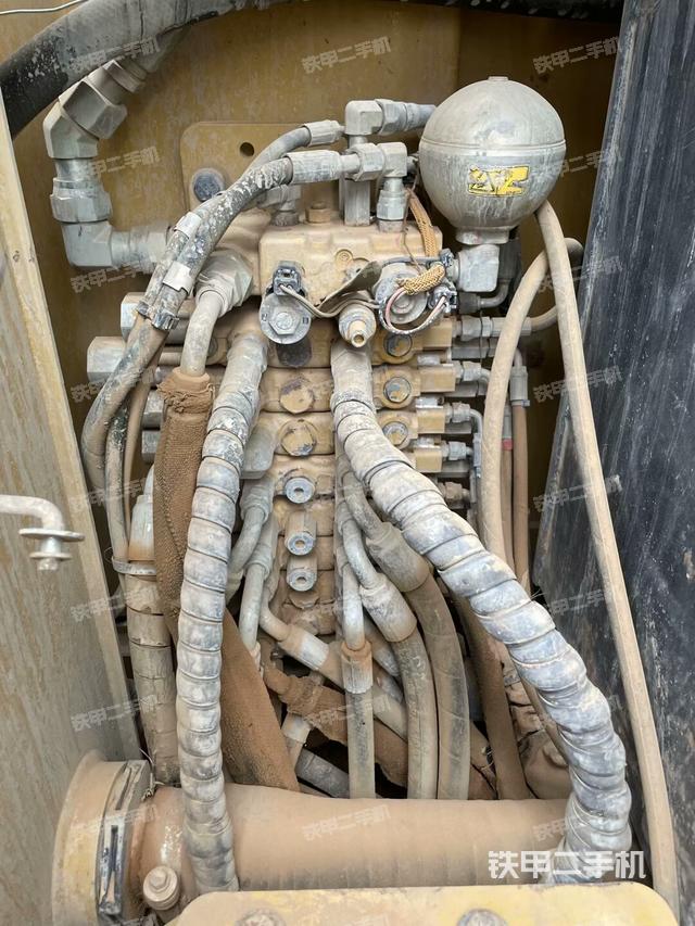 回转马达和主控阀（整机外观）