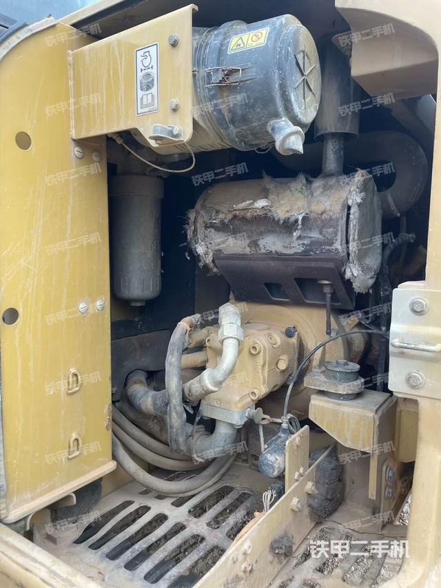 液压泵舱室正面整体（整机外观）