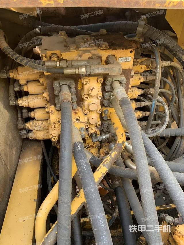 回轉(zhuǎn)馬達(dá)和主控閥（整機(jī)外觀）