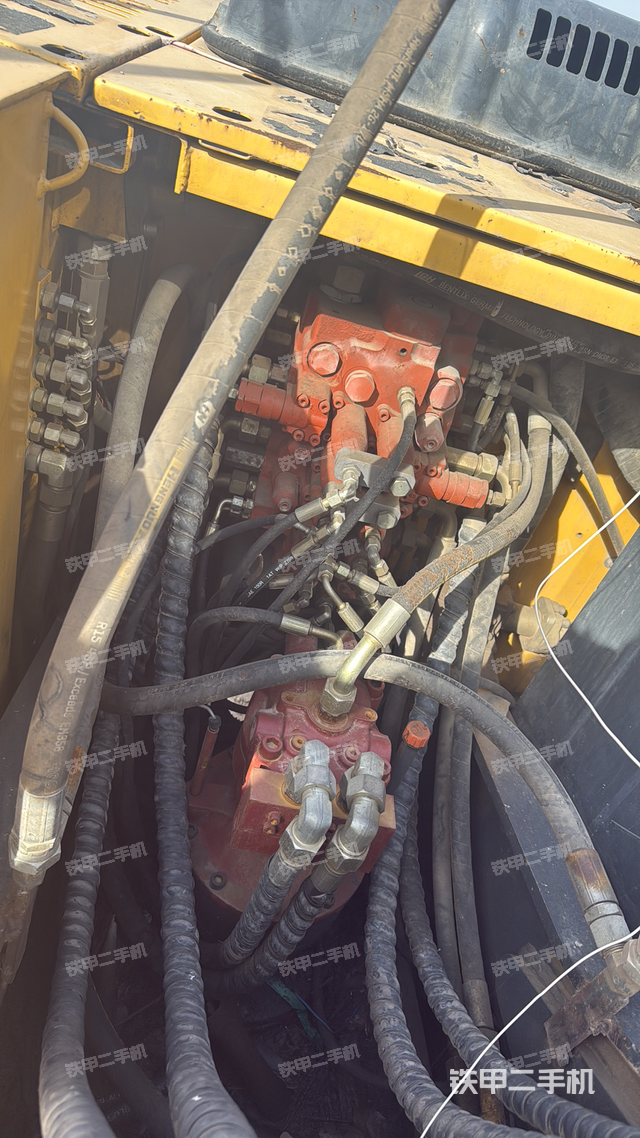 回转马达和主控阀（整机外观）