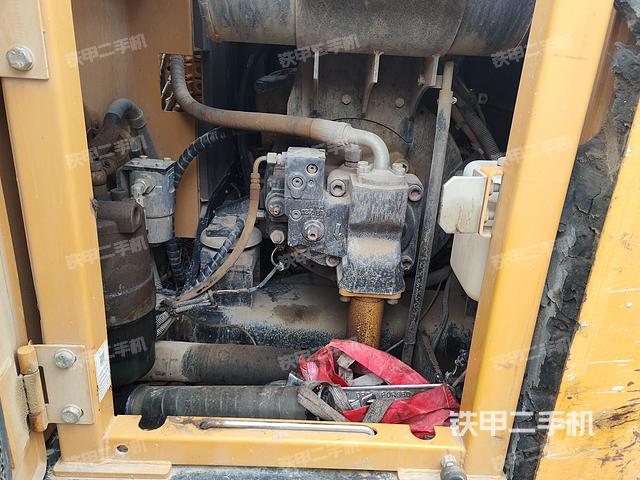 液压泵舱室正面整体（整机外观）