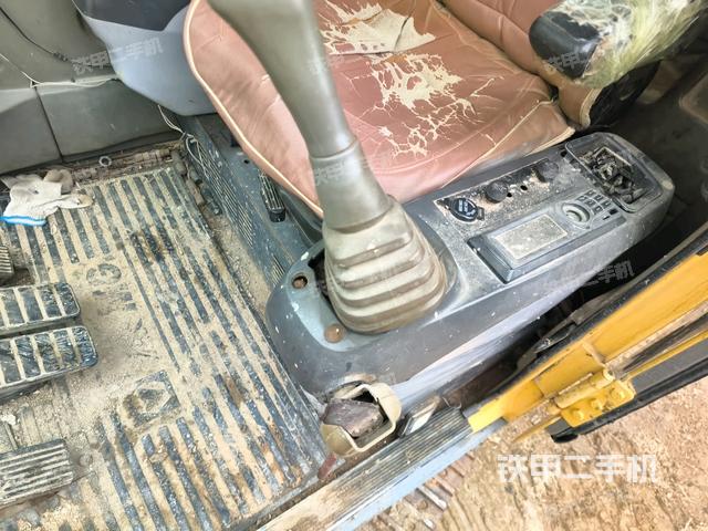 座椅右側(cè)控制臺(tái)/鑰匙門(mén)/油門(mén)/含右手柄（駕駛室部分）