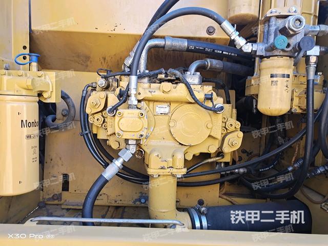 液壓泵艙室正面整體(整機(jī)外觀) 液壓泵艙室正面整體(整機(jī)外觀)