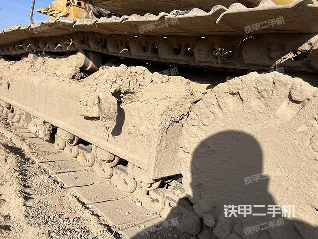 單側(cè)履帶整體(整機(jī)外觀) 單側(cè)履帶整體(整機(jī)外觀)