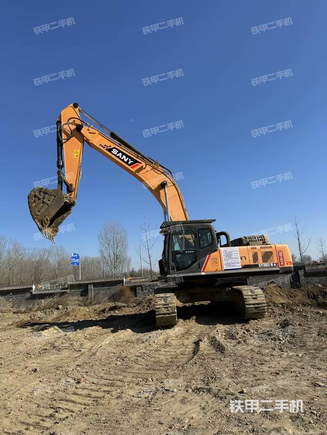 駕駛室頂部(整機(jī)外觀) 駕駛室頂部(整機(jī)外觀)