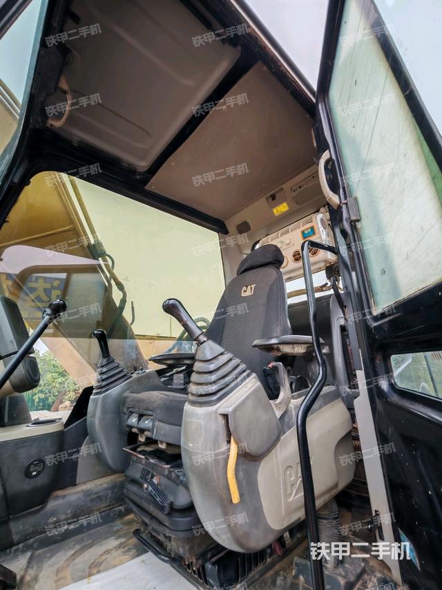 駕駛室整體(整機(jī)外觀) 駕駛室整體(整機(jī)外觀)