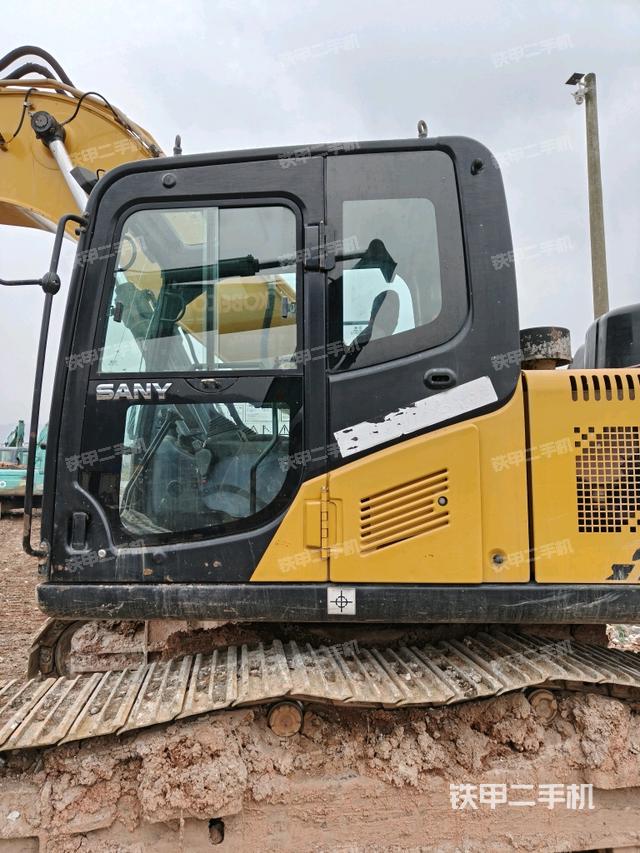 左后方玻璃角標（駕駛室部分）