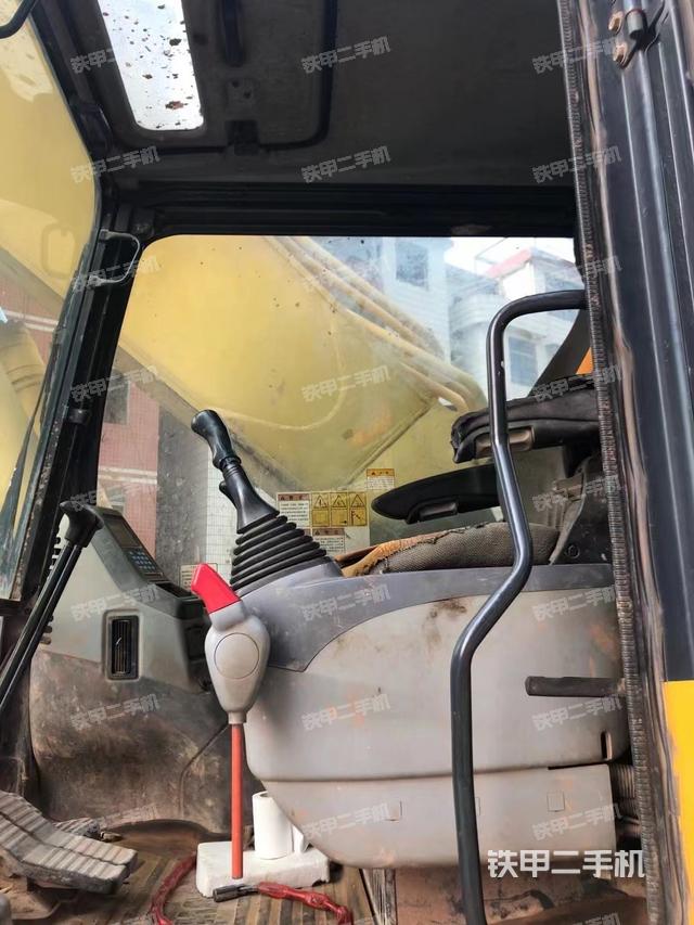 驾驶室顶部（整机外观）