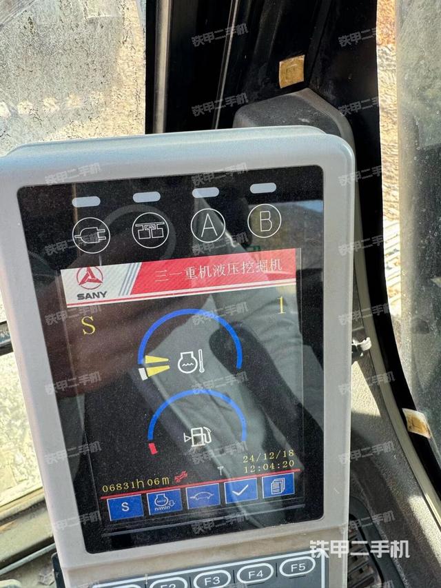 行走控制手柄和踏板?俯拍（駕駛室部分）