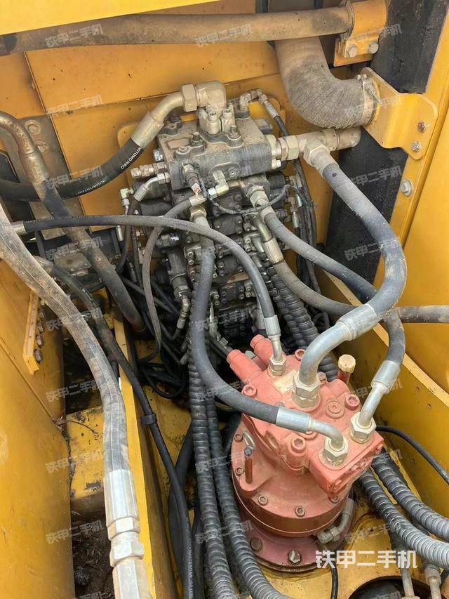 回轉(zhuǎn)馬達(dá)和主控閥（整機(jī)外觀）