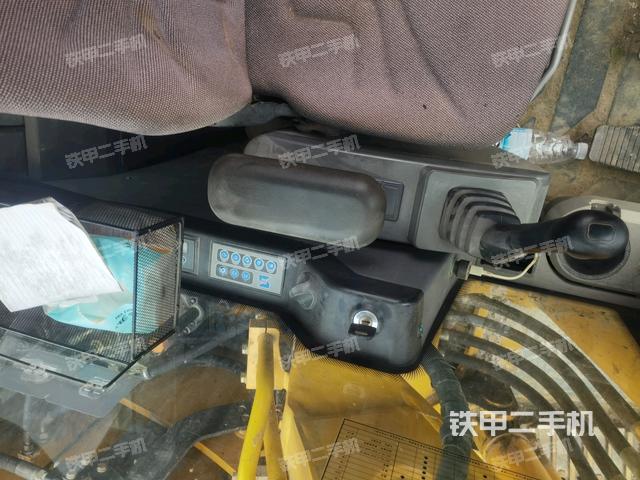 行走控制手柄和踏板?俯拍(駕駛室部分) 行走控制手柄和踏板?俯拍(駕駛室部分)