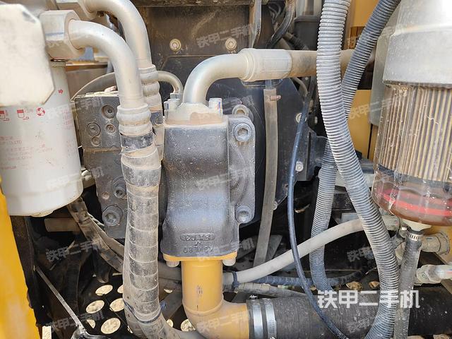 液压泵舱室正面整体（整机外观）