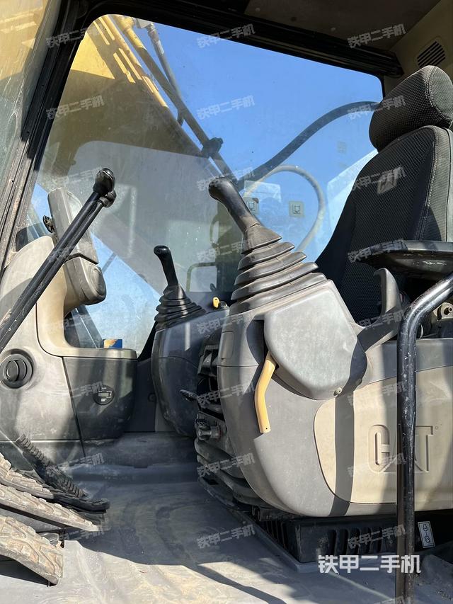 駕駛室整體(整機(jī)外觀) 駕駛室整體(整機(jī)外觀)