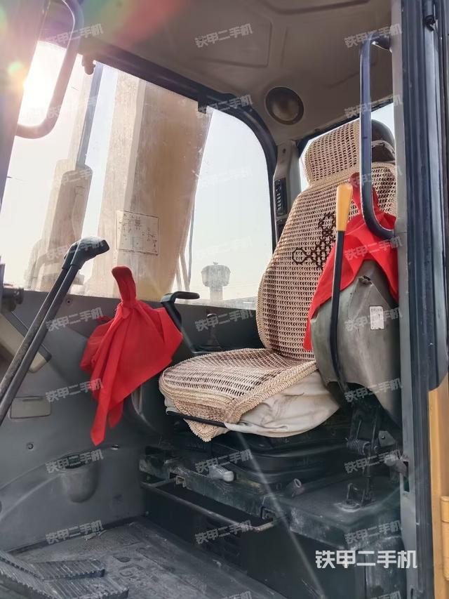 駕駛室頂部(整機外觀) 駕駛室頂部(整機外觀)