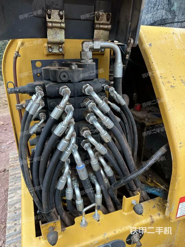 回转马达和主控阀（整机外观）