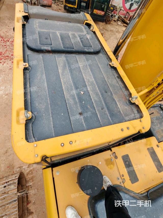 駕駛室頂部(整機(jī)外觀) 駕駛室頂部(整機(jī)外觀)