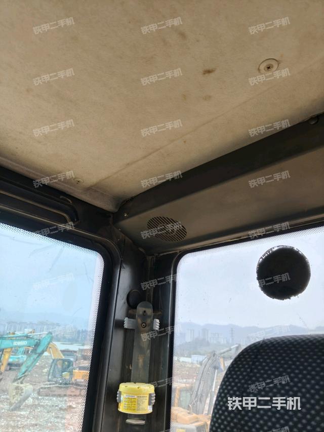 行走控制手柄和踏板?俯拍(駕駛室部分) 行走控制手柄和踏板?俯拍(駕駛室部分)