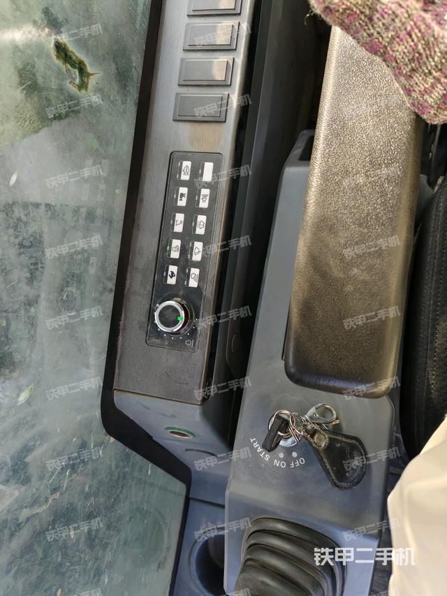 座椅右側(cè)控制臺(tái)/鑰匙門/油門/含右手柄（駕駛室部分）