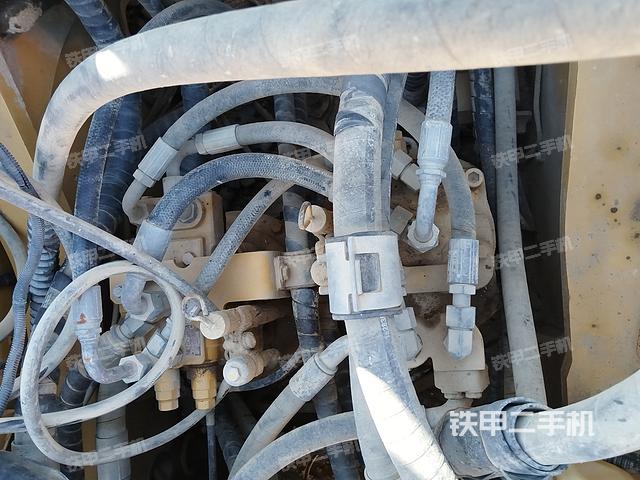 回轉馬達和主控閥（整機外觀）