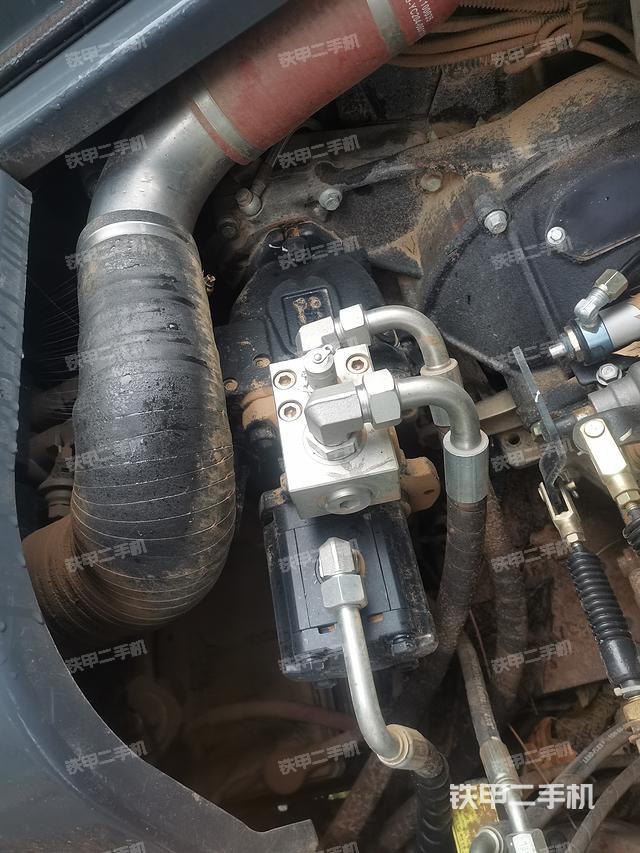 液压泵舱室正面整体（整机外观）