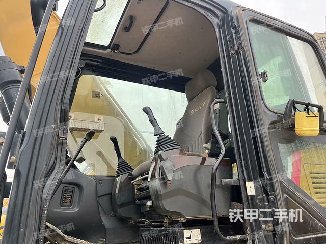 左后方玻璃角標（駕駛室部分）