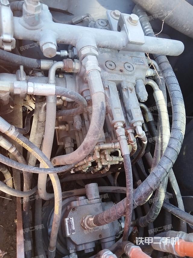 回轉(zhuǎn)馬達(dá)和主控閥（整機(jī)外觀）