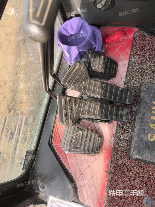 行走控制手柄和踏板?俯拍（駕駛室部分）