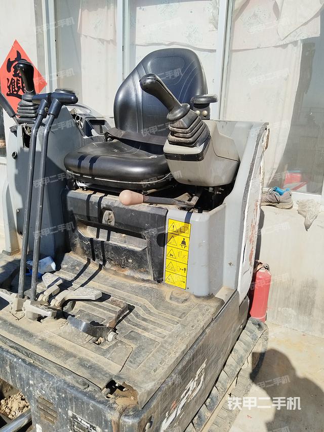 駕駛室頂部(整機(jī)外觀) 駕駛室頂部(整機(jī)外觀)