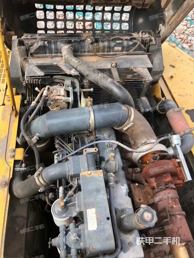 液压泵舱室正面整体（整机外观）