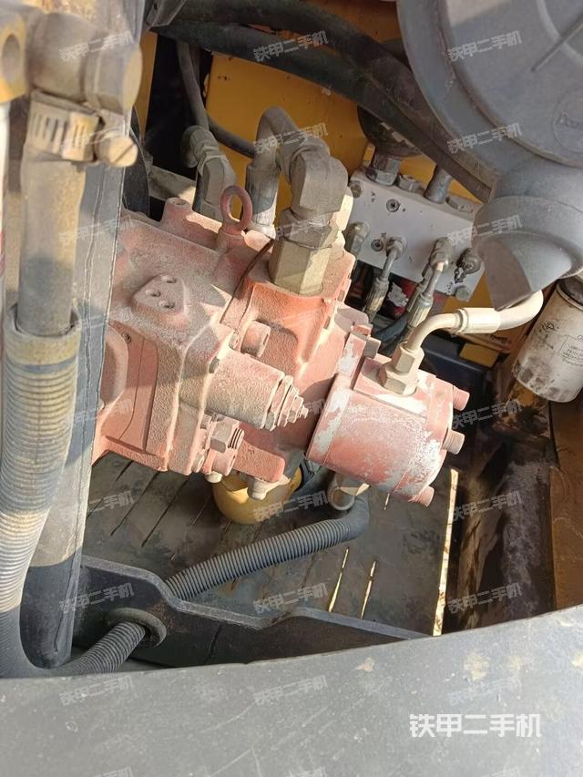 液壓泵艙室正面整體(整機外觀) 液壓泵艙室正面整體(整機外觀)