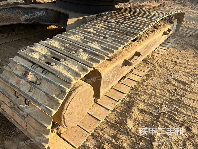 單側(cè)履帶整體(整機(jī)外觀) 單側(cè)履帶整體(整機(jī)外觀)