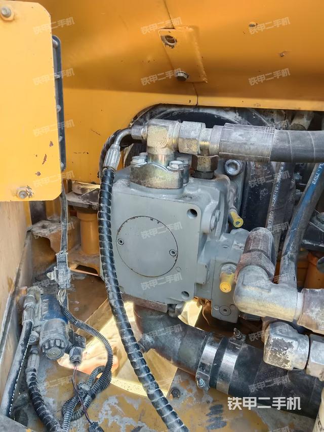 液壓泵艙室正面整體（整機外觀）