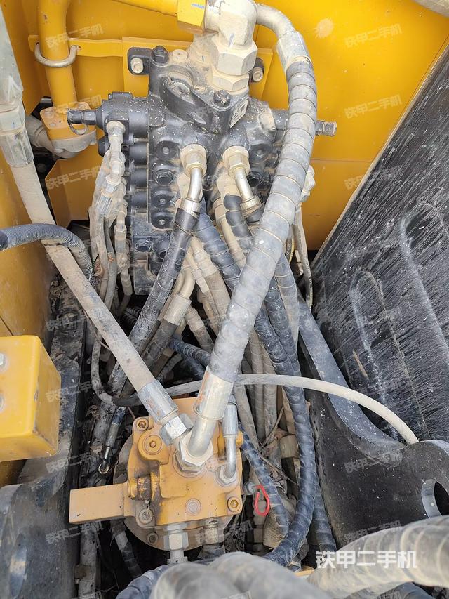 回转马达和主控阀（整机外观）