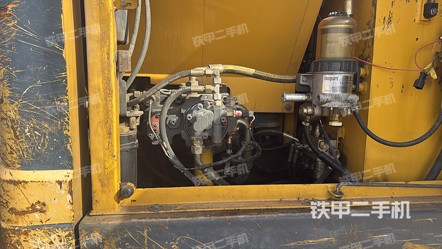 液压泵舱室正面整体（整机外观）