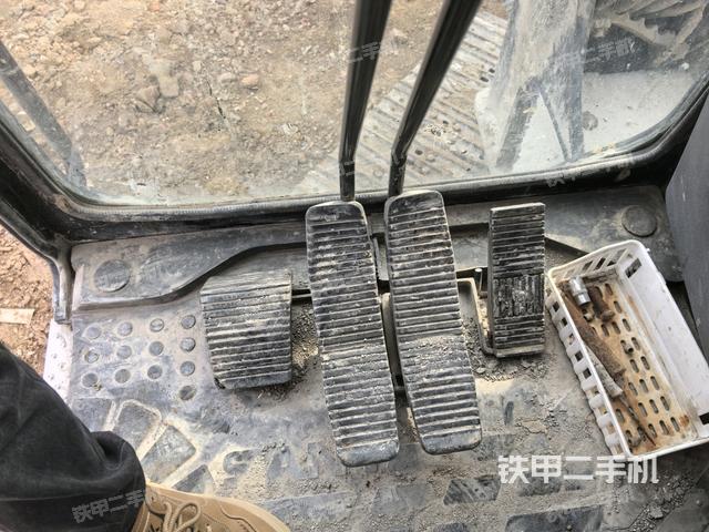 行走控制手柄和踏板?俯拍（駕駛室部分）