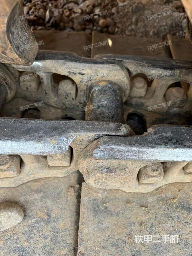 左驅(qū)動輪（行走機構(gòu)）