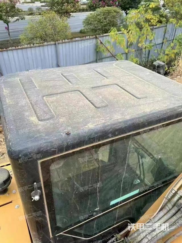 駕駛室頂部(整機(jī)外觀) 駕駛室頂部(整機(jī)外觀)