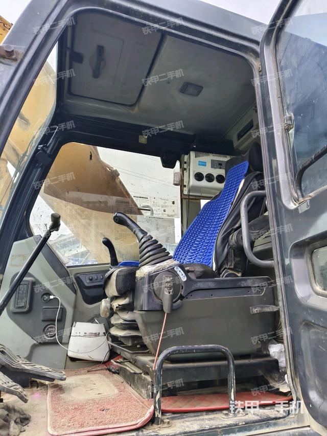 行走控制手柄和踏板?俯拍（駕駛室部分）