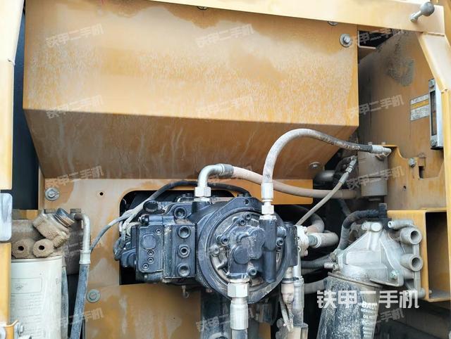 液壓泵艙室正面整體(整機(jī)外觀) 液壓泵艙室正面整體(整機(jī)外觀)